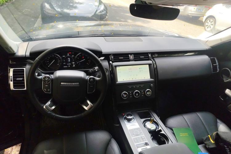 Used Land Rover Discovery 2018 3.0 SC V6 SE Center Console