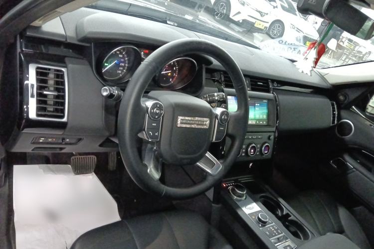 Used Land Rover Discovery 2018 3.0 SC V6 SE Center Console