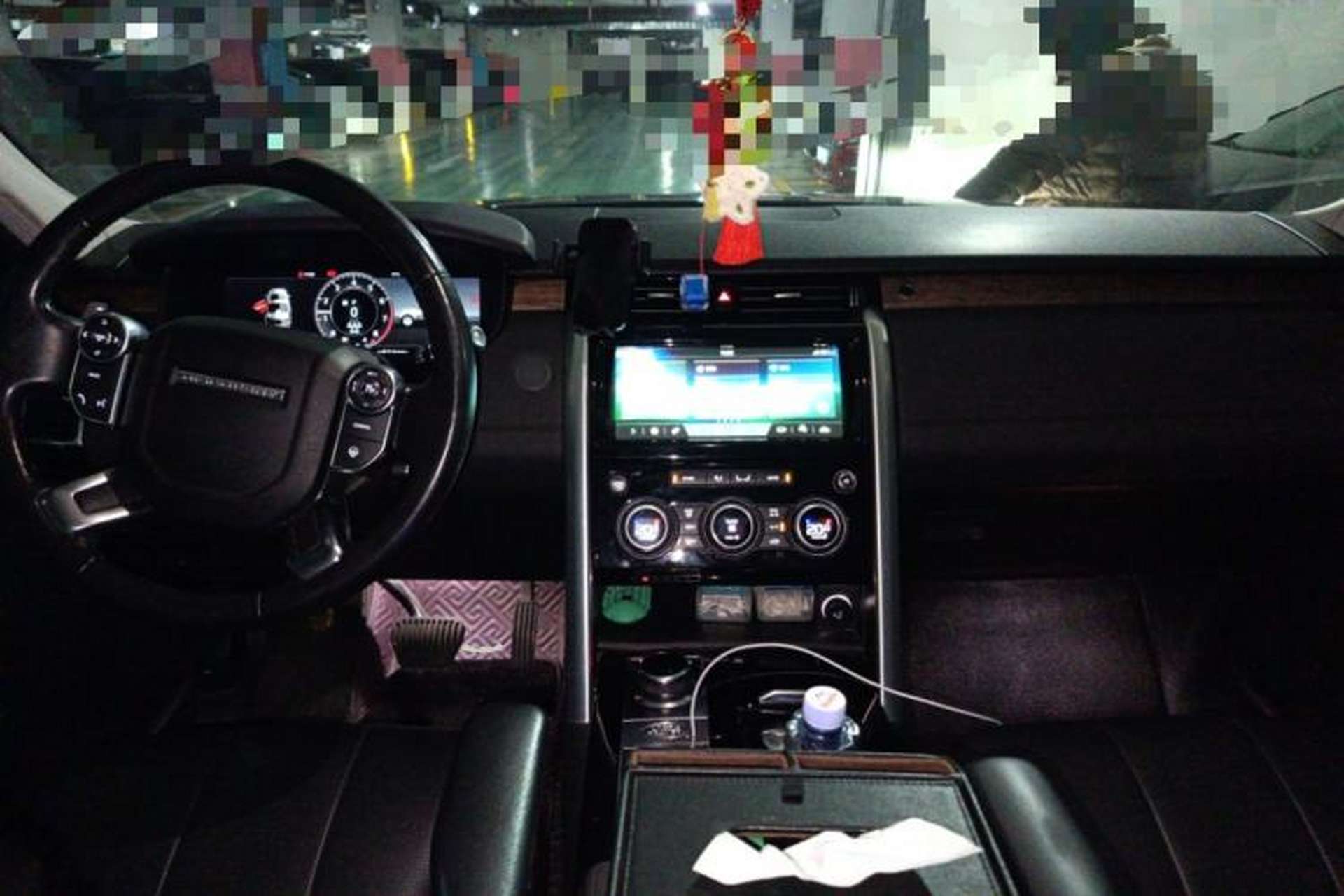 Used Land Rover Discovery 2018 3.0 SC V6 HSE Center Console