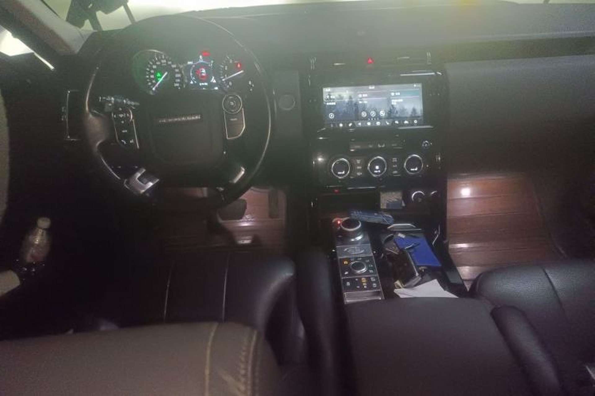 Used Land Rover Discovery 2018 3.0 SC V6 SE Center Console