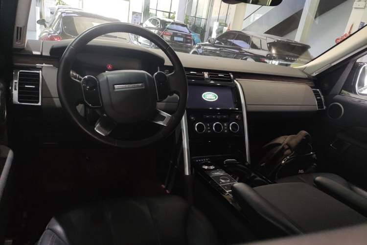 Used Land Rover Discovery 2018 3.0 SC V6 HSE Center Console