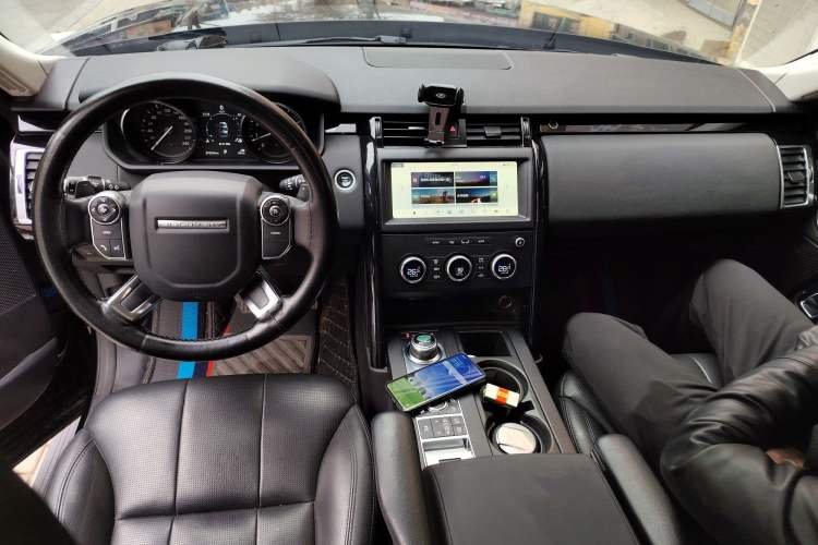 Used Land Rover Discovery 2018 3.0 SC V6 SE Center Console