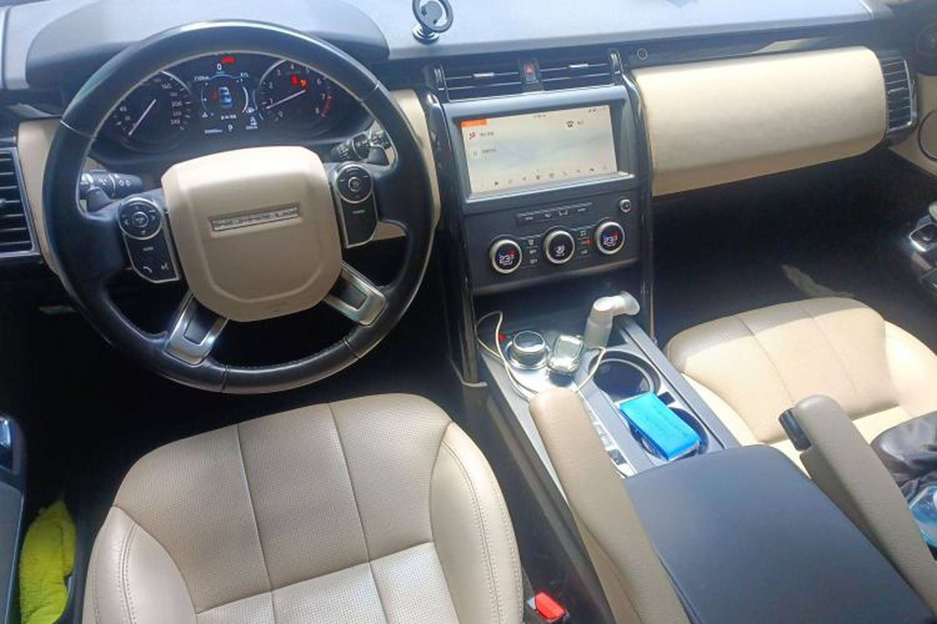 Used Land Rover Discovery 2018 2.0T SE Center Console