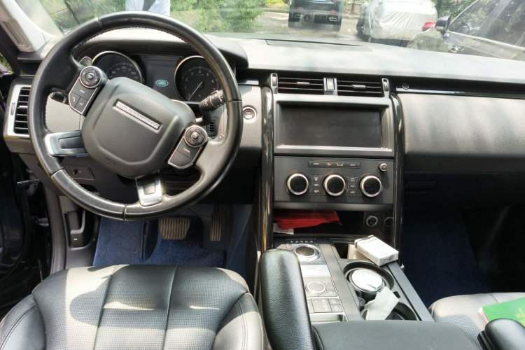 Used Land Rover Discovery 2018 3.0 SC V6 SE Center Console