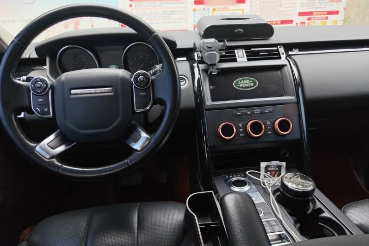 Used Land Rover Discovery 2018 2.0T SE Center Console