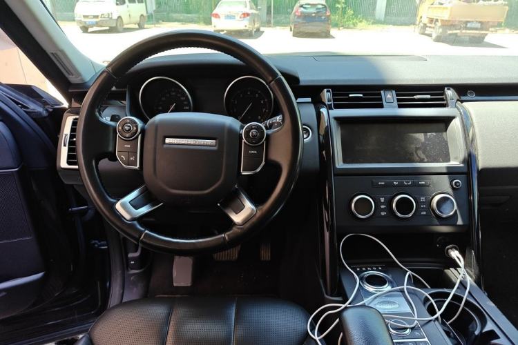 Used Land Rover Discovery 2018 3.0 SC V6 SE Center Console