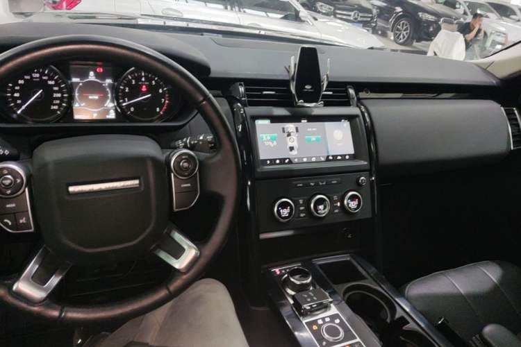 Used Land Rover Discovery 2018 2.0T SE Center Console