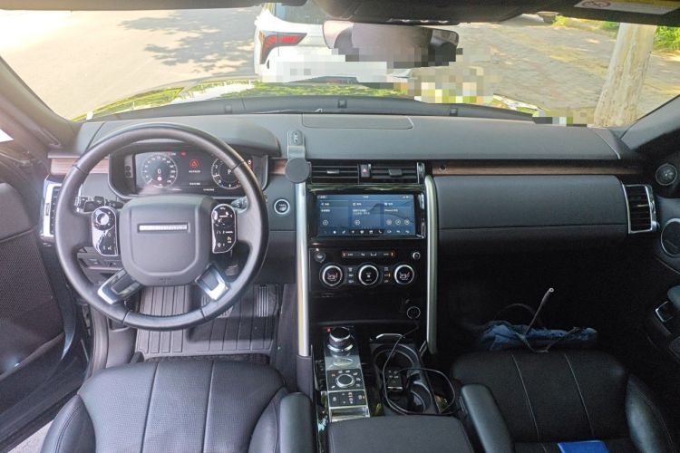 Used Land Rover Discovery 2018 3.0 SC V6 HSE Center Console
