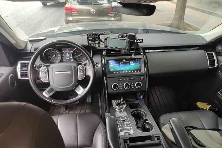 Used Land Rover Discovery 2018 3.0 SC V6 SE Center Console
