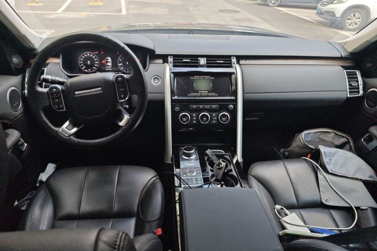 Used Land Rover Discovery 2018 3.0 SC V6 HSE Center Console