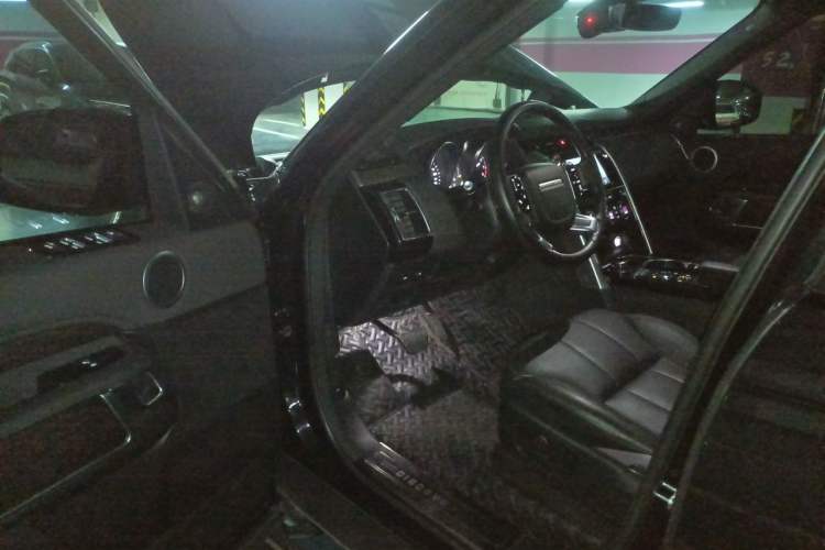 Used Land Rover Discovery 2018 3.0 SC V6 SE Driver Seat