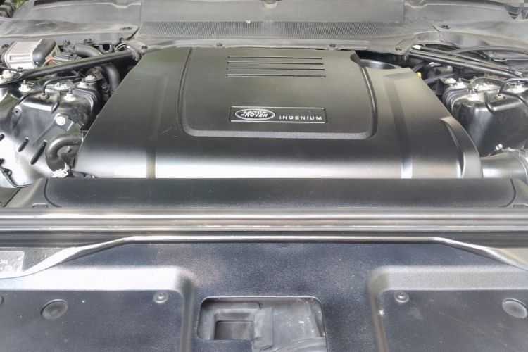 Used Land Rover Discovery 2018 2.0T SE Engine Bay