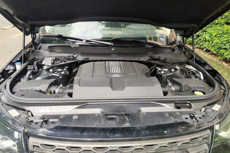 Used Land Rover Discovery 2018 3.0 SC V6 SE Engine Bay