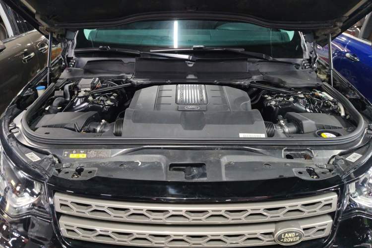 Used Land Rover Discovery 2018 3.0 SC V6 SE Engine Bay