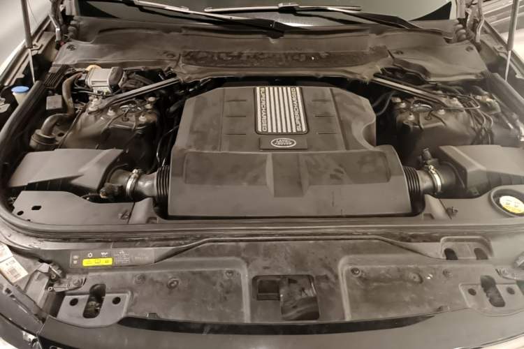 Used Land Rover Discovery 2018 3.0 SC V6 SE Engine Bay