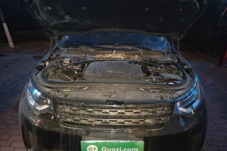 Used Land Rover Discovery 2018 2.0T SE Engine Bay