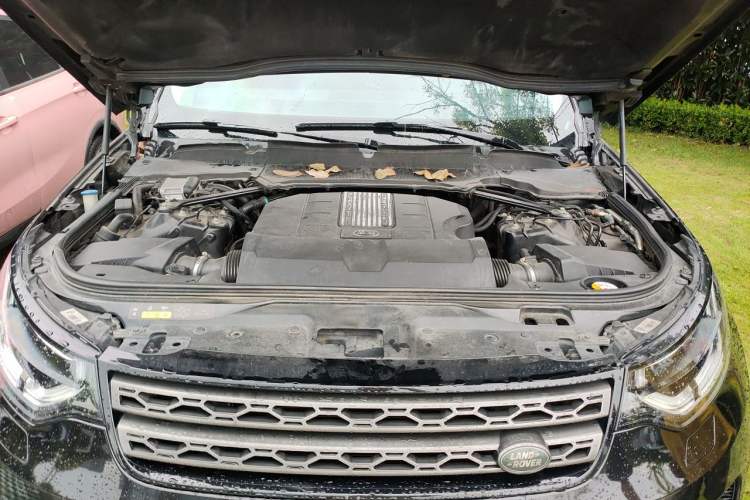 Used Land Rover Discovery 2018 3.0 SC V6 SE Engine Bay
