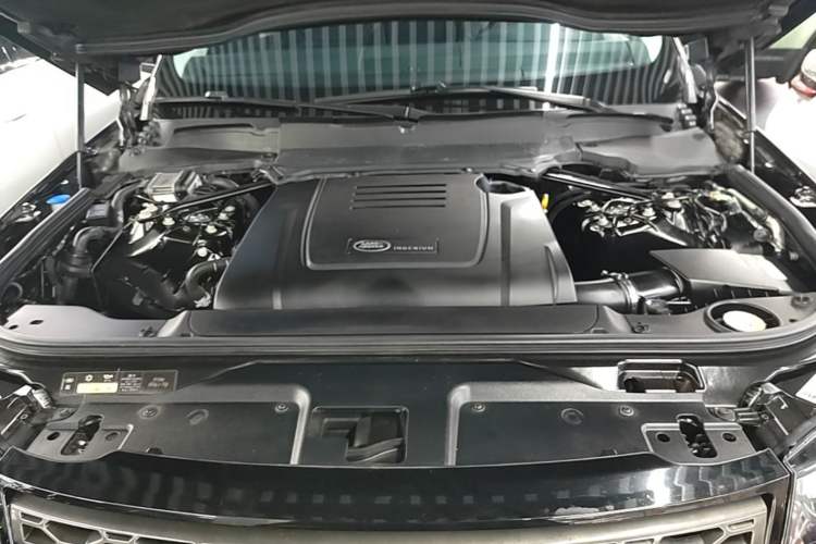 Used Land Rover Discovery 2018 2.0T SE Engine Bay