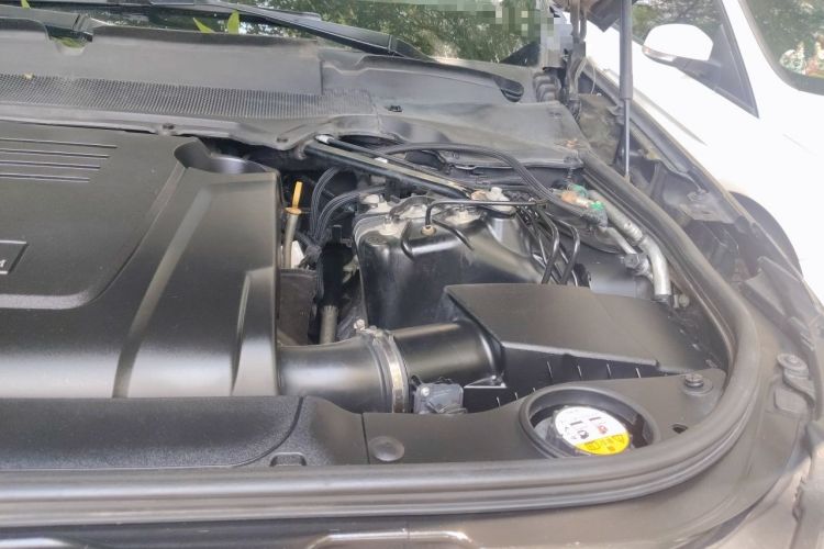 Used Land Rover Discovery 2018 2.0T SE Engine Bay Left
