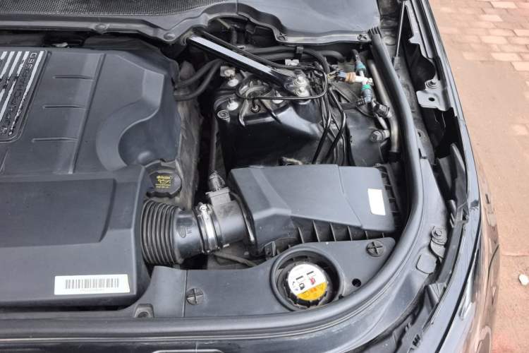 Used Land Rover Discovery 2018 3.0 SC V6 HSE Engine Bay Left