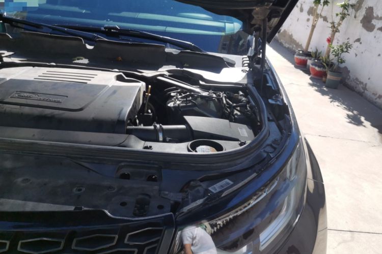 Used Land Rover Discovery 2018 2.0T SE Engine Bay Left