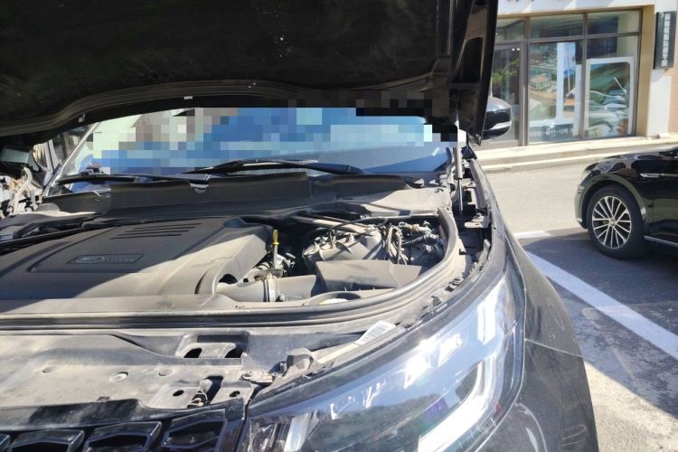 Used Land Rover Discovery 2018 2.0T SE Engine Bay Left