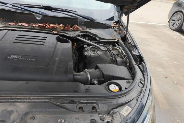 Used Land Rover Discovery 2018 2.0T SE Engine Bay Left