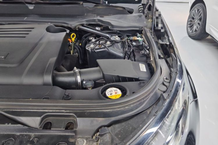 Used Land Rover Discovery 2018 2.0T SE Engine Bay Left