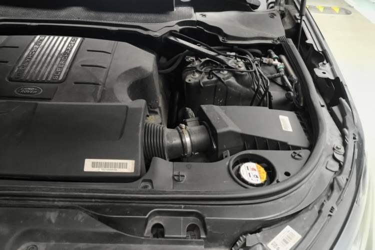 Used Land Rover Discovery 2018 3.0 SC V6 HSE Engine Bay Left
