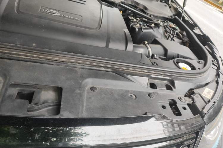 Used Land Rover Discovery 2018 2.0T Special Edition Engine Bay Left