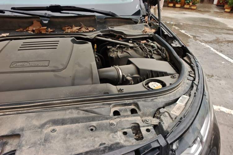 Used Land Rover Discovery 2018 2.0T SE Engine Bay Left