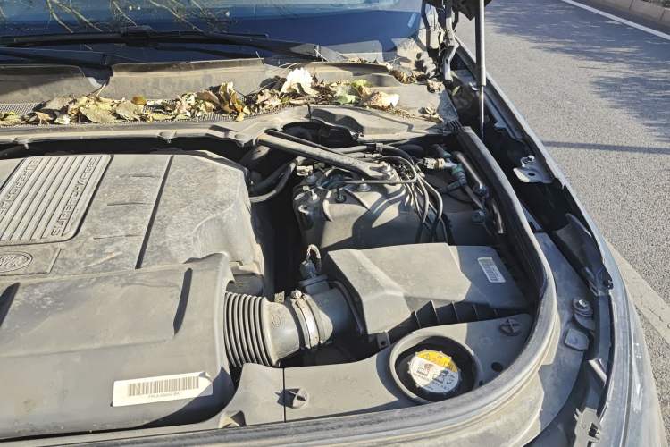 Used Land Rover Discovery 2018 3.0 SC V6 HSE Engine Bay Left