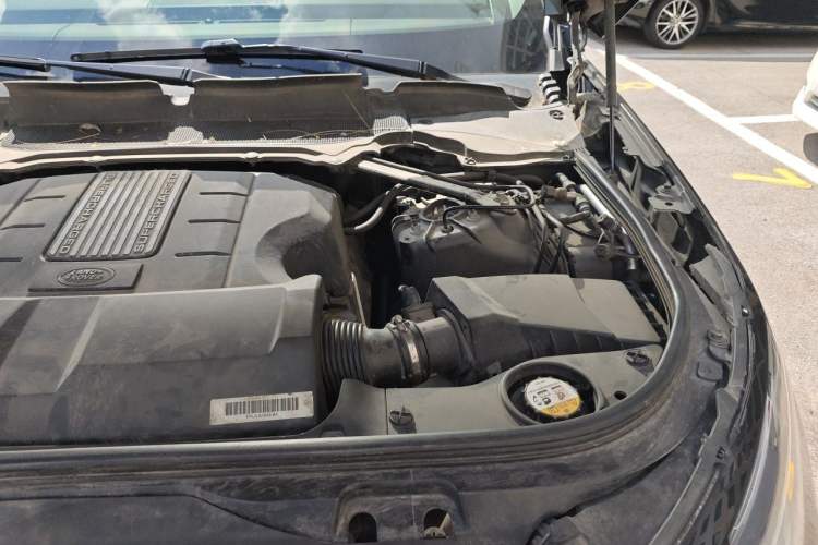Used Land Rover Discovery 2018 3.0 SC V6 HSE Engine Bay Left