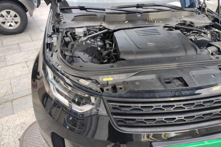 Used Land Rover Discovery 2018 2.0T SE Engine Bay Right