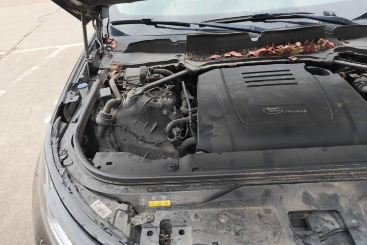 Used Land Rover Discovery 2018 2.0T SE Engine Bay Right