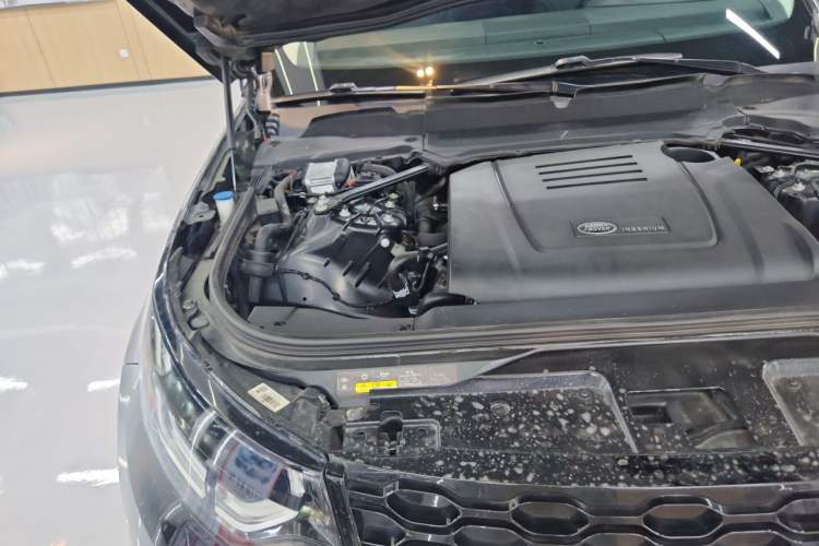 Used Land Rover Discovery 2018 2.0T SE Engine Bay Right