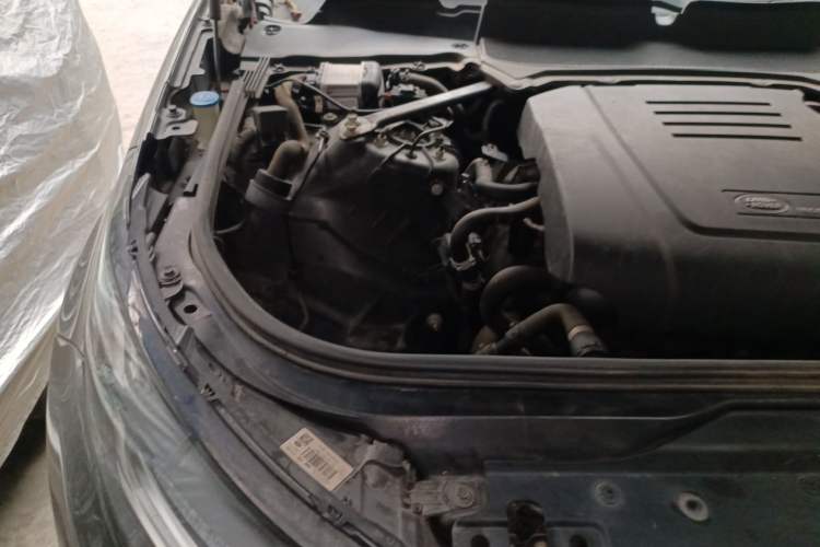 Used Land Rover Discovery 2018 2.0T SE Engine Bay Right