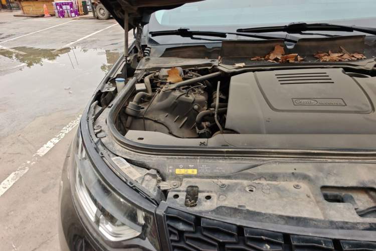 Used Land Rover Discovery 2018 2.0T SE Engine Bay Right