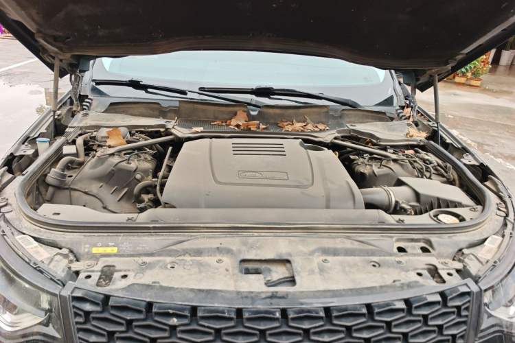 Used Land Rover Discovery 2018 2.0T SE Engine Bay