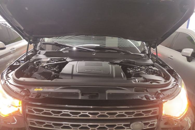 Used Land Rover Discovery 2018 2.0T SE Engine Bay