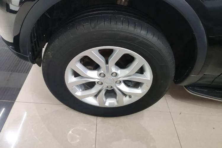 Used Land Rover Discovery 2018 2.0T SE Exterior 4