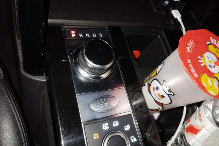 Used Land Rover Discovery 2018 3.0 SC V6 SE Gear Lever