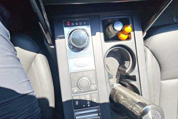Used Land Rover Discovery 2018 3.0 SC V6 SE Gear Lever