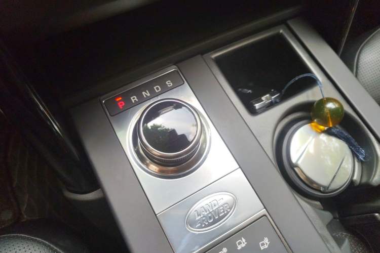 Used Land Rover Discovery 2018 3.0 SC V6 SE Gear Lever