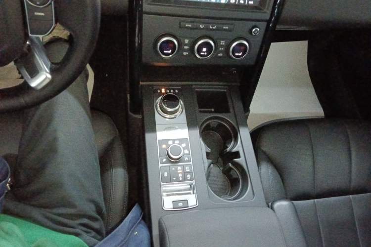 Used Land Rover Discovery 2018 3.0 SC V6 SE Gear Lever