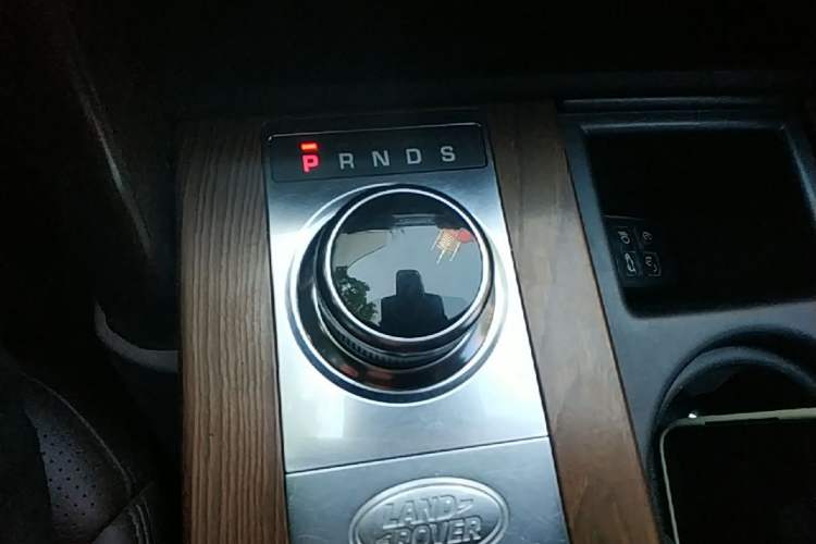 Used Land Rover Discovery 2018 3.0 SC V6 SE Gear Lever