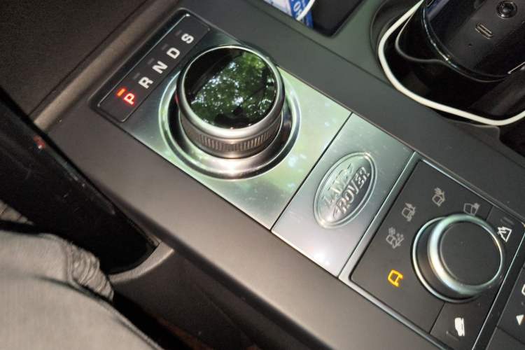 Used Land Rover Discovery 2018 3.0 SC V6 SE Gear Lever