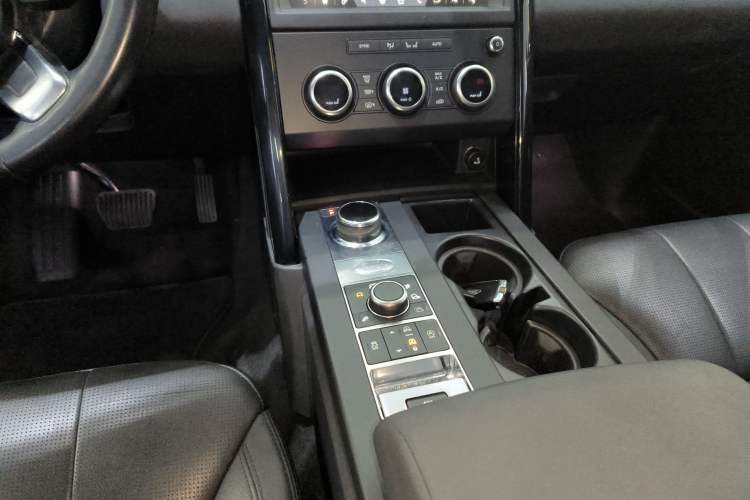 Used Land Rover Discovery 2018 3.0 SC V6 SE Gear Lever