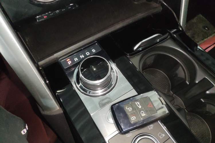 Used Land Rover Discovery 2018 3.0 SC V6 HSE Gear Lever