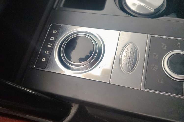 Used Land Rover Discovery 2018 3.0 SC V6 SE Gear Lever